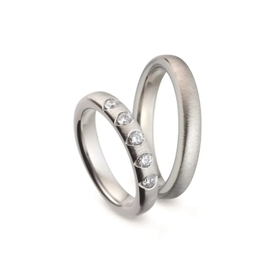 Alianzas de boda de titanio con diamantes
