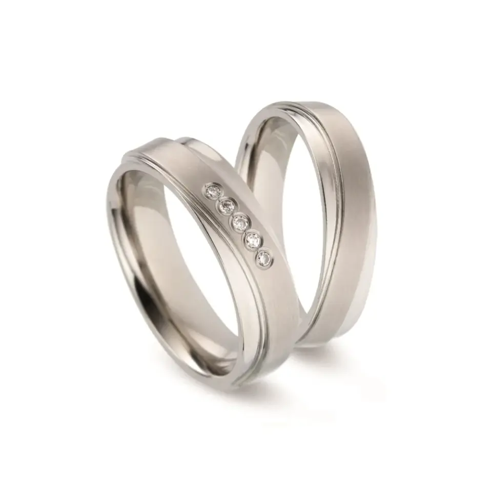 Alianzas de boda de titanio con diamantes