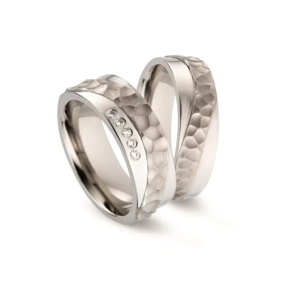Alianzas de boda de titanio con diamantes