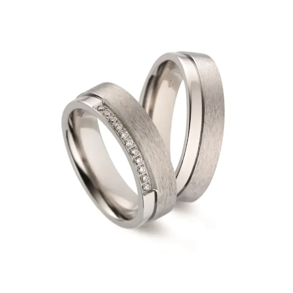 Alianzas de boda de titanio con diamantes