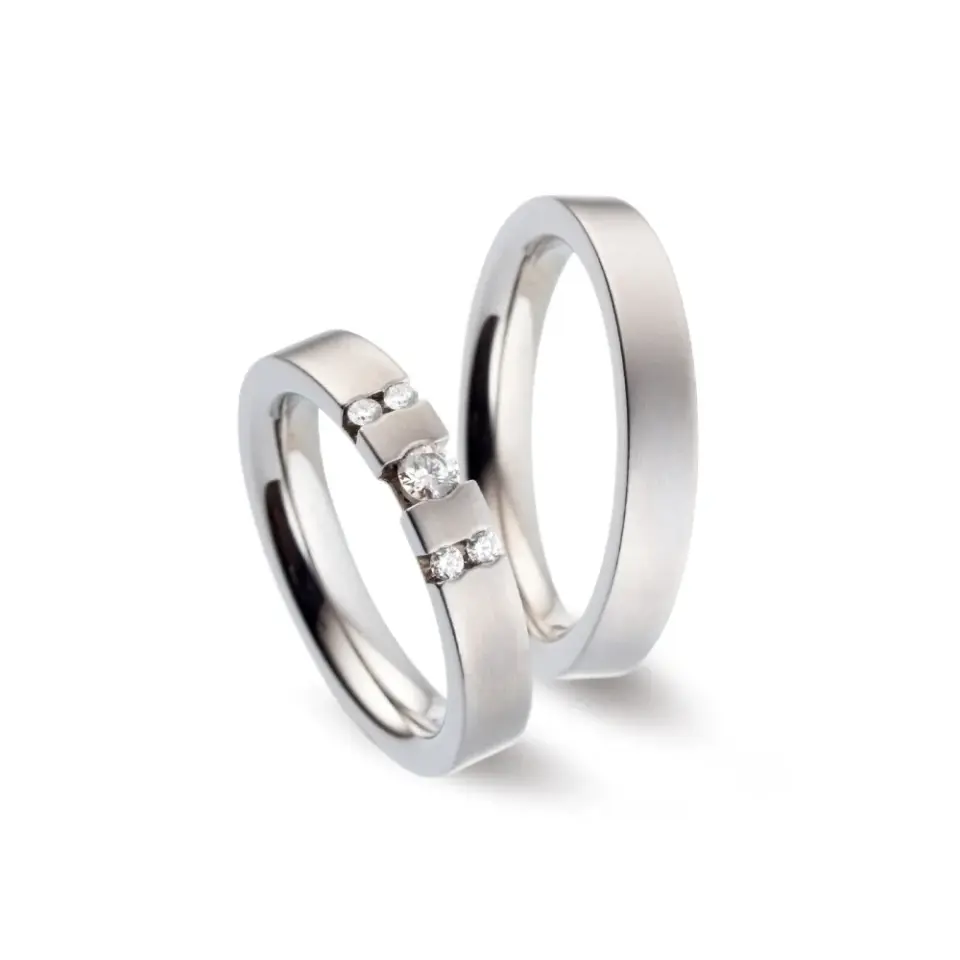 Alianzas de boda de titanio con diamantes