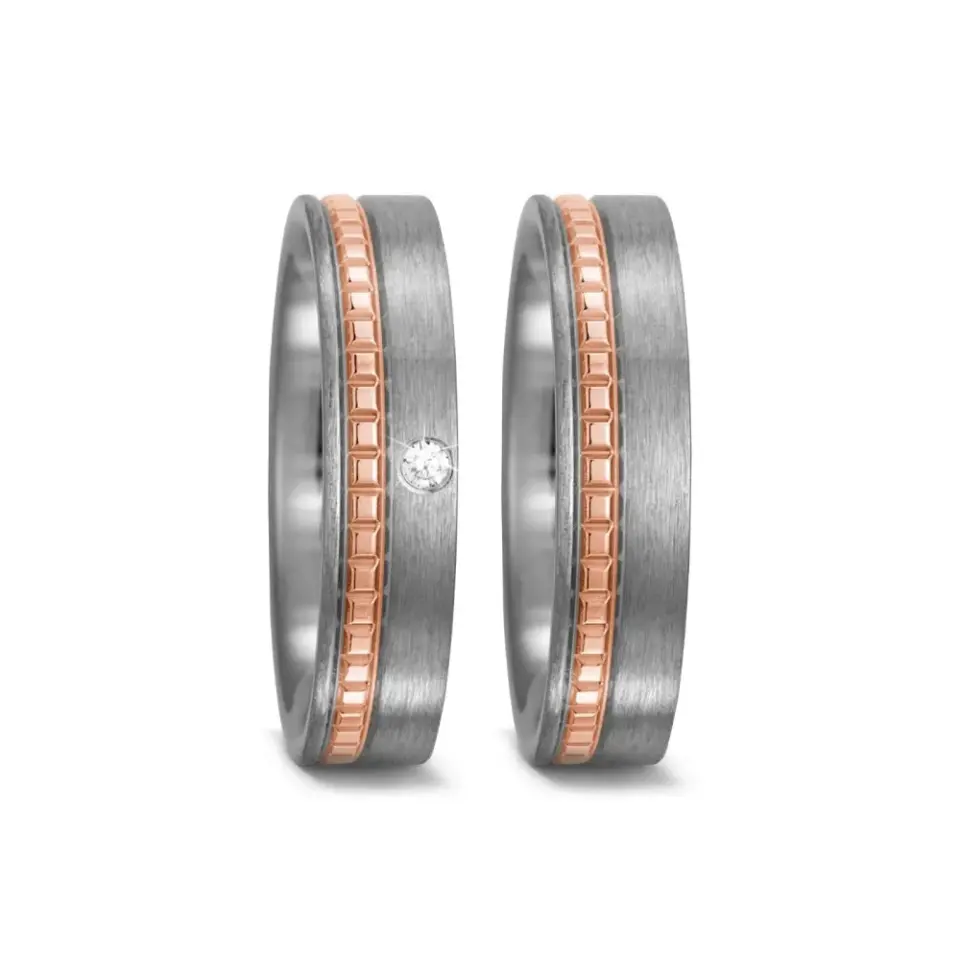 Alianzas de boda de titanio y oro rosado con diamante