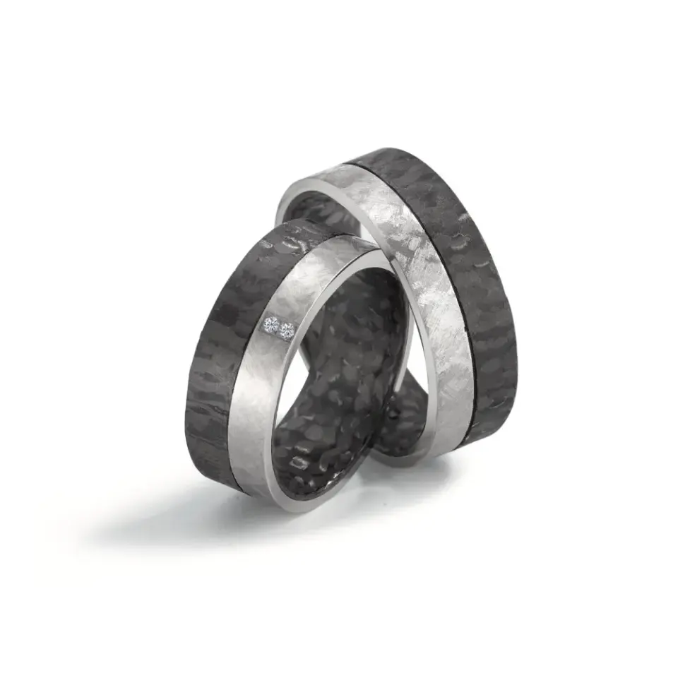 Alianzas de boda de carbono y titanio con diamantes