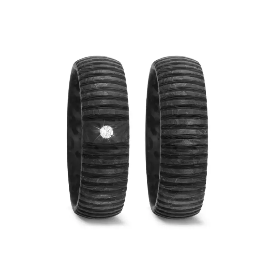 Alianzas de boda de carbono con diamante