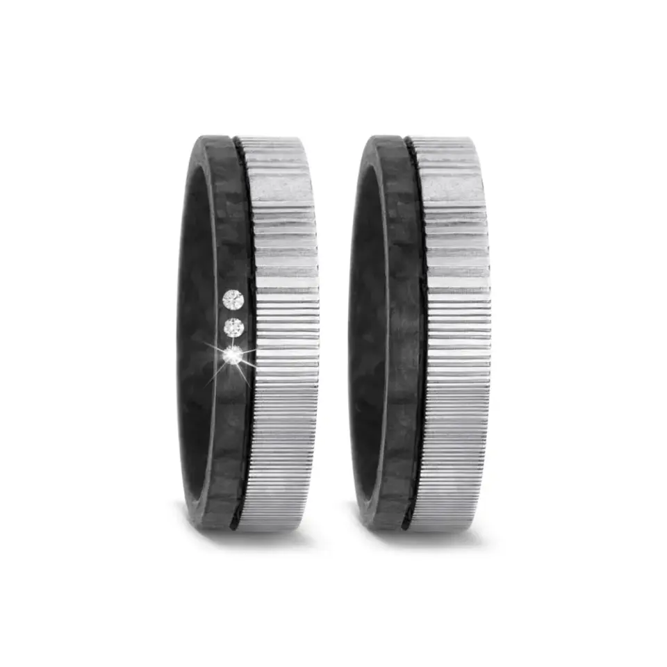 Alianzas de boda de carbono y acero con diamantes