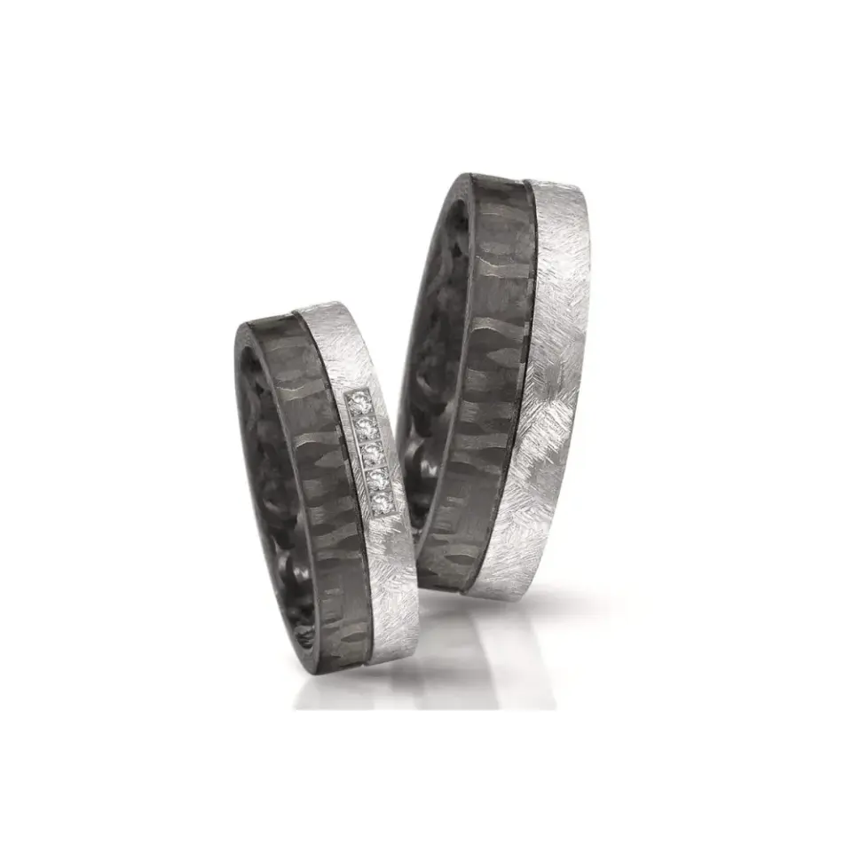 Alianzas de boda de carbono y tántalo con diamantes