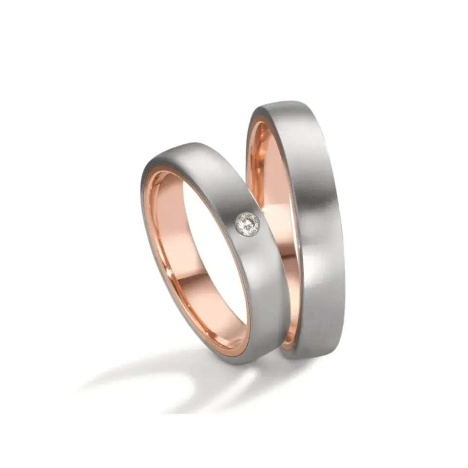 Alianzas de boda de acero y oro rosado con diamante