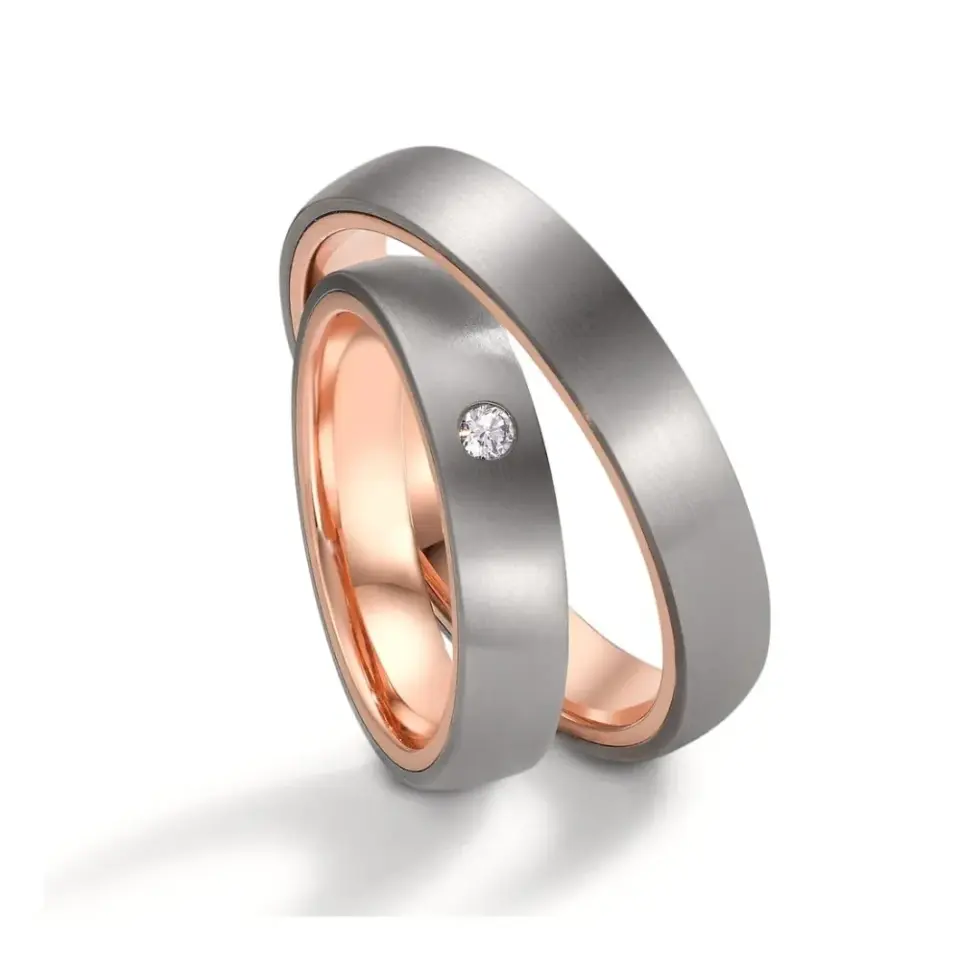 Alianzas de boda de titanio y oro rosado con diamante