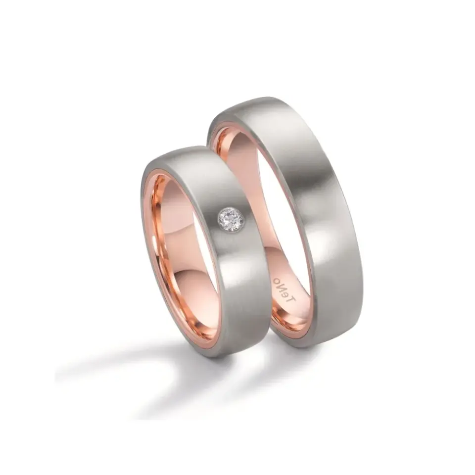 Alianzas de boda de acero y oro rosado con diamante