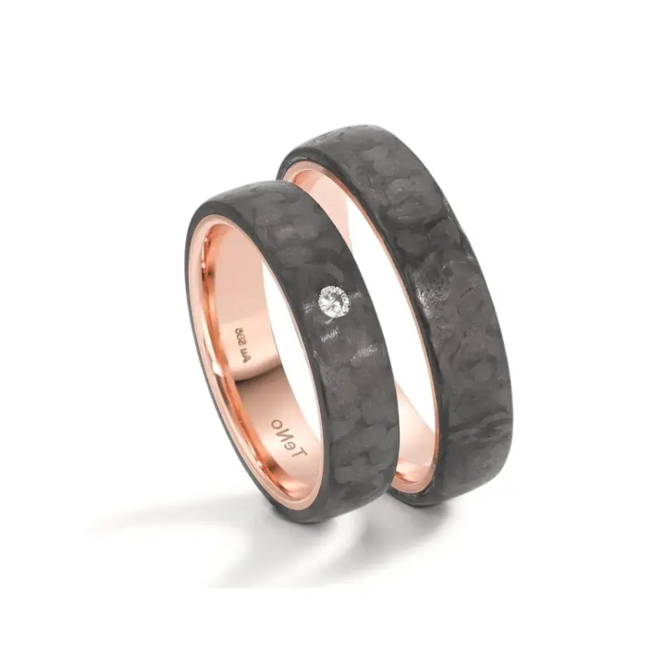 Alianzas de boda de carbono y oro rosado con diamante