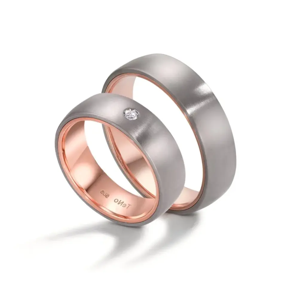 Alianzas de boda de titanio y oro rosado con diamante
