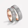 Alianzas de boda de carbono y oro rosado con diamante