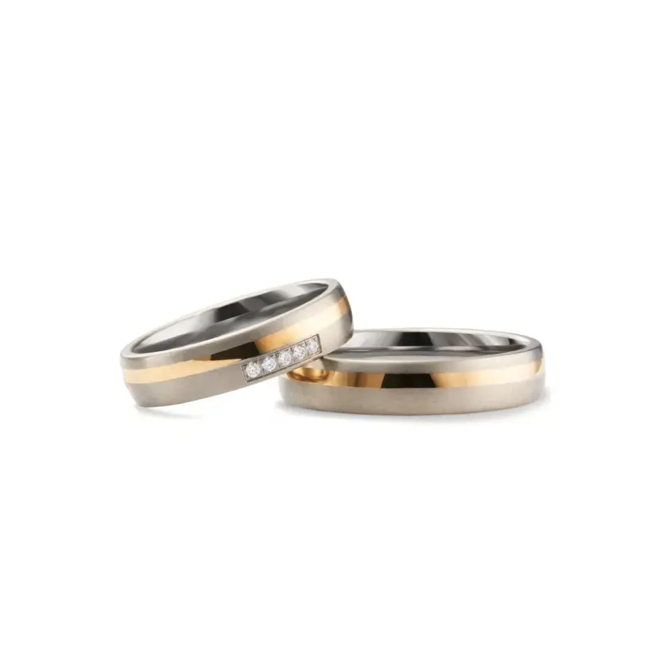 Alianzas de boda de titanio y oro amarillo con diamante