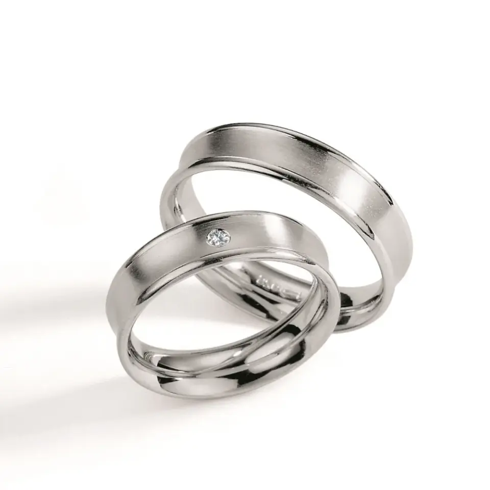 Alianzas de boda de plata con diamante