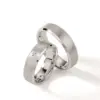 Alianzas de boda de plata con diamante
