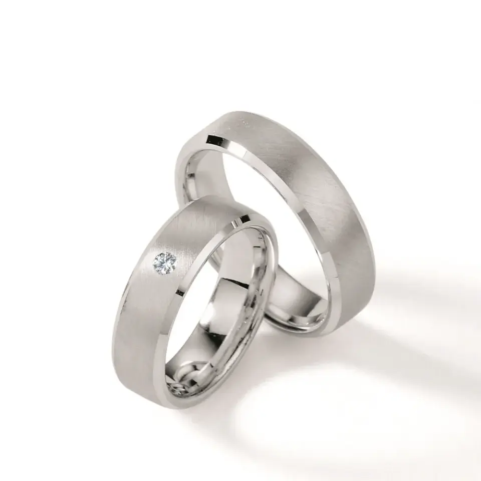 Alianzas de boda de plata con diamante