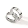 Alianzas de boda de plata con diamante