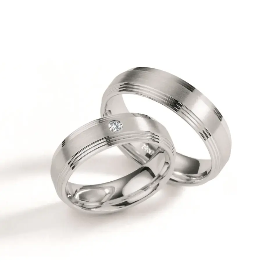 Alianzas de boda de plata con diamante