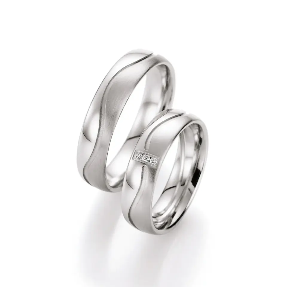 Alianzas de boda de plata con diamantes