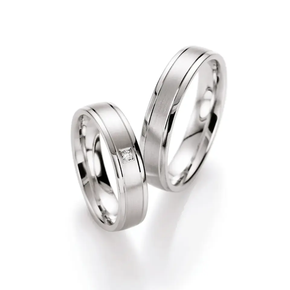 Alianzas de boda de plata con diamante