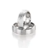 Alianzas de boda de plata con diamantes