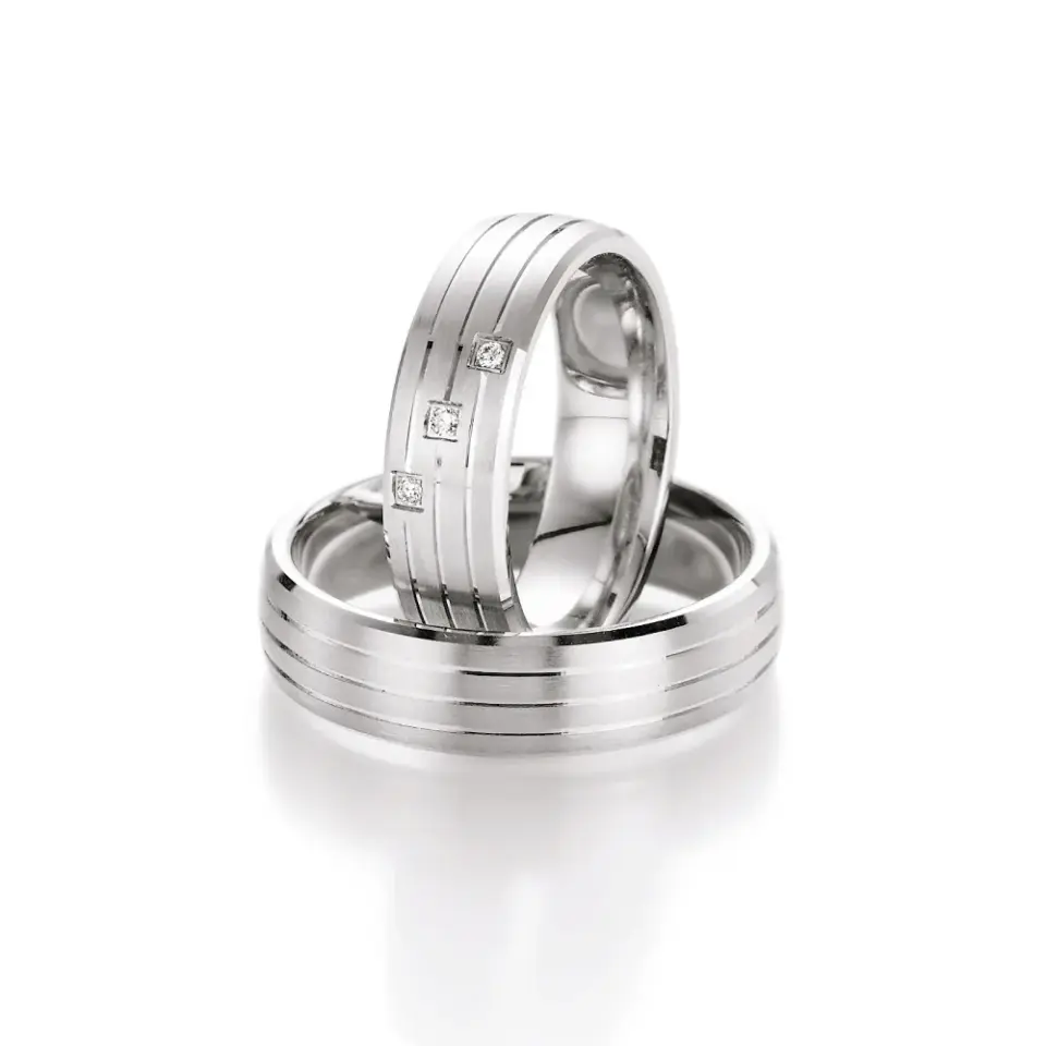 Alianzas de boda de plata con diamantes