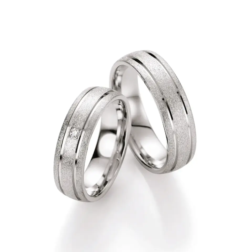 Alianzas de boda de plata con diamante