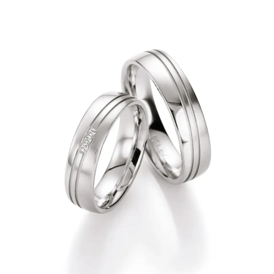 Alianzas de boda de plata con diamantes