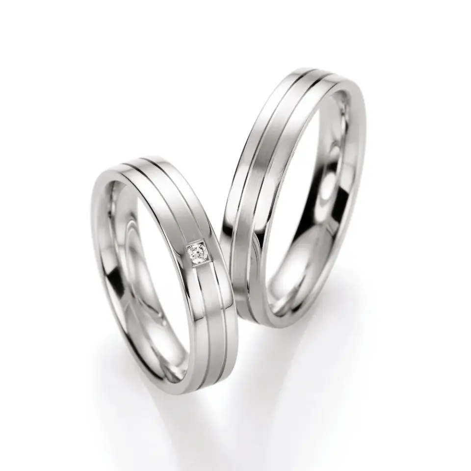 Alianzas de boda de plata con diamante