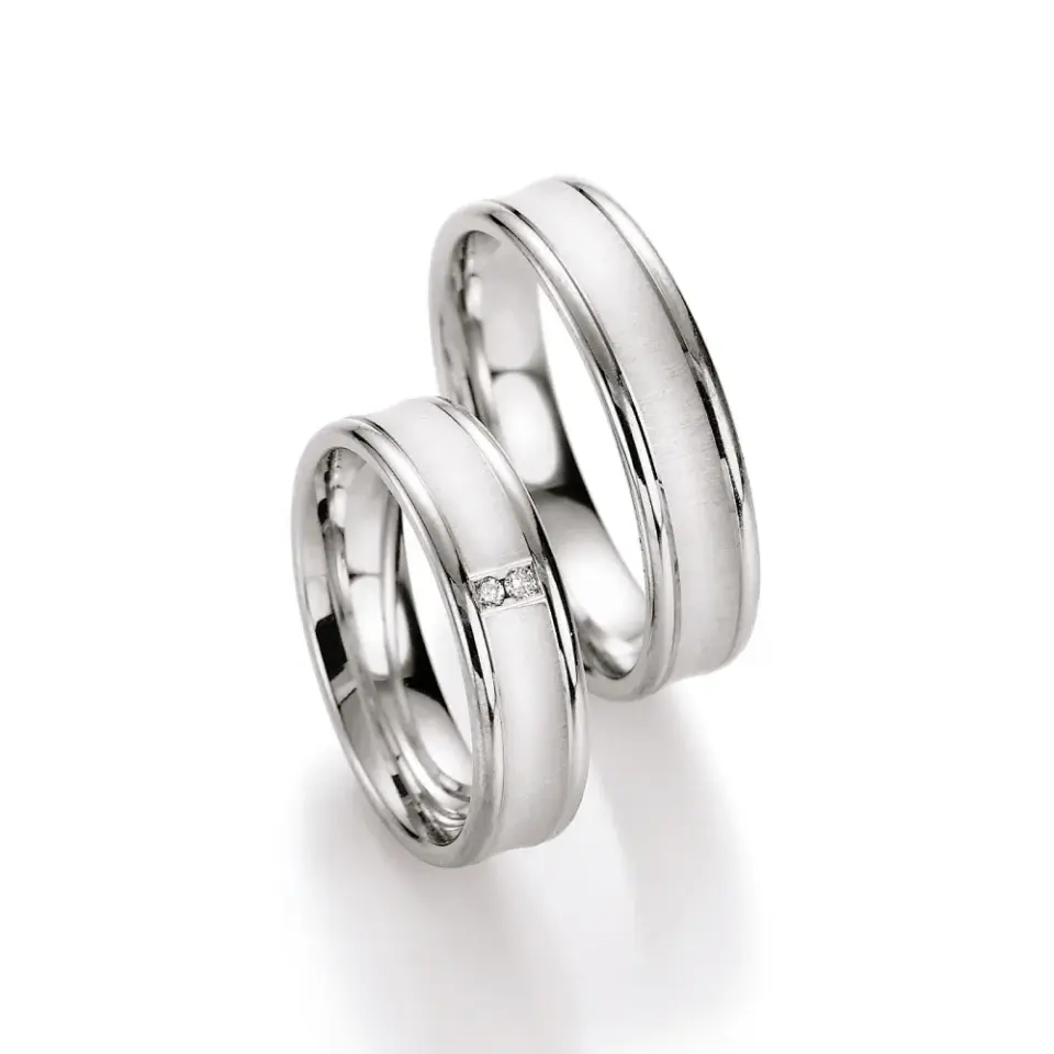 Alianzas de boda de plata con diamantes