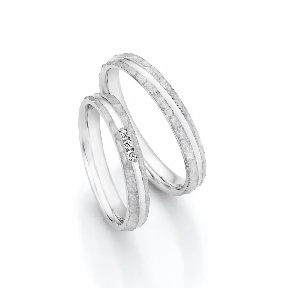 Alianzas de boda de plata con diamantes