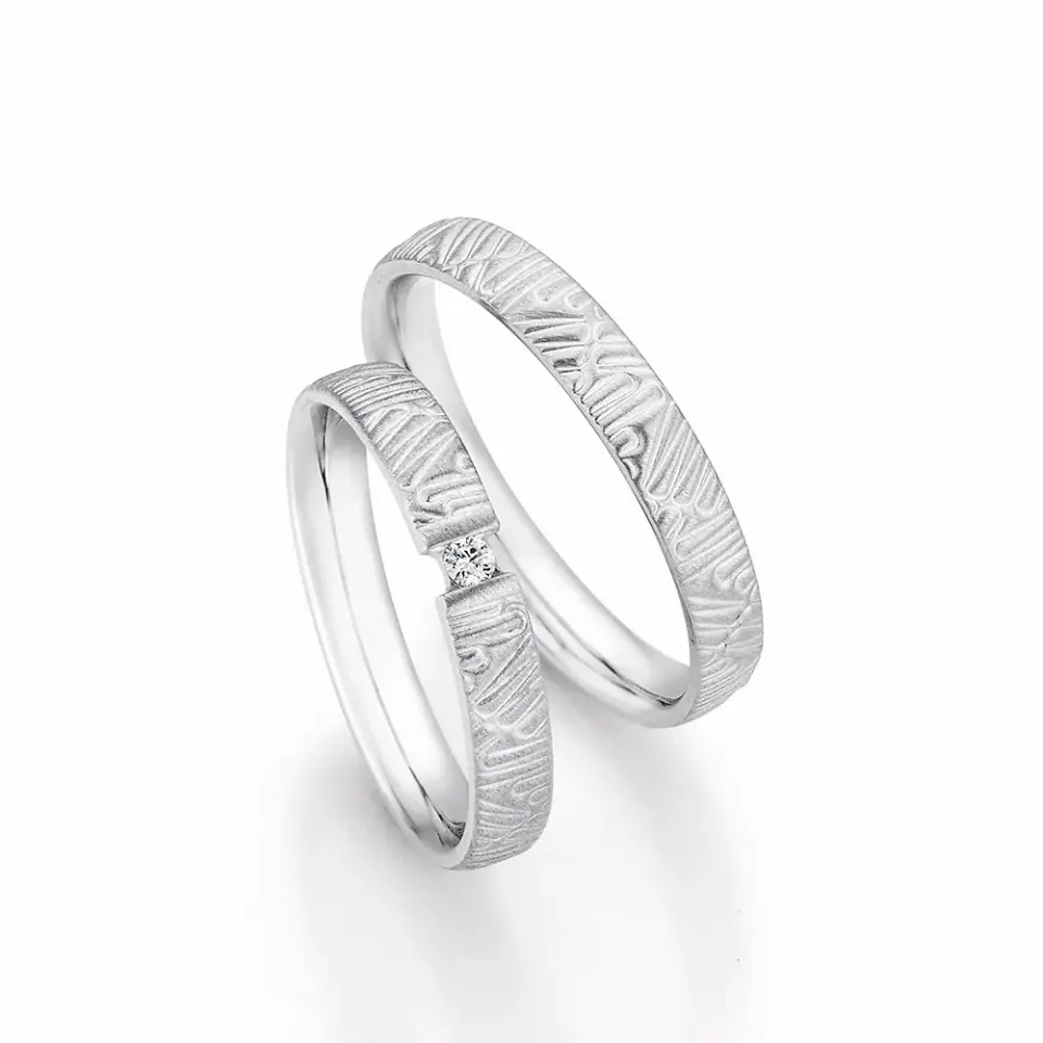 Alianzas de boda de plata con diamante