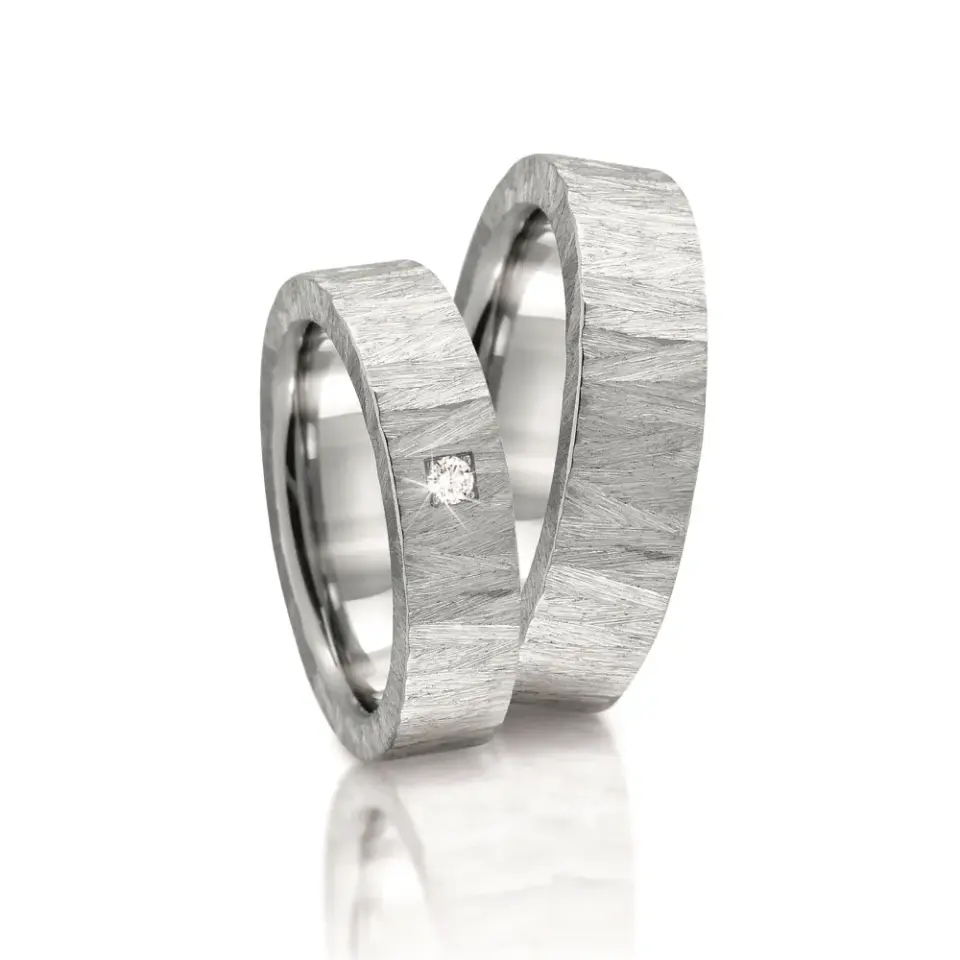Alianzas de boda de acero con diamante