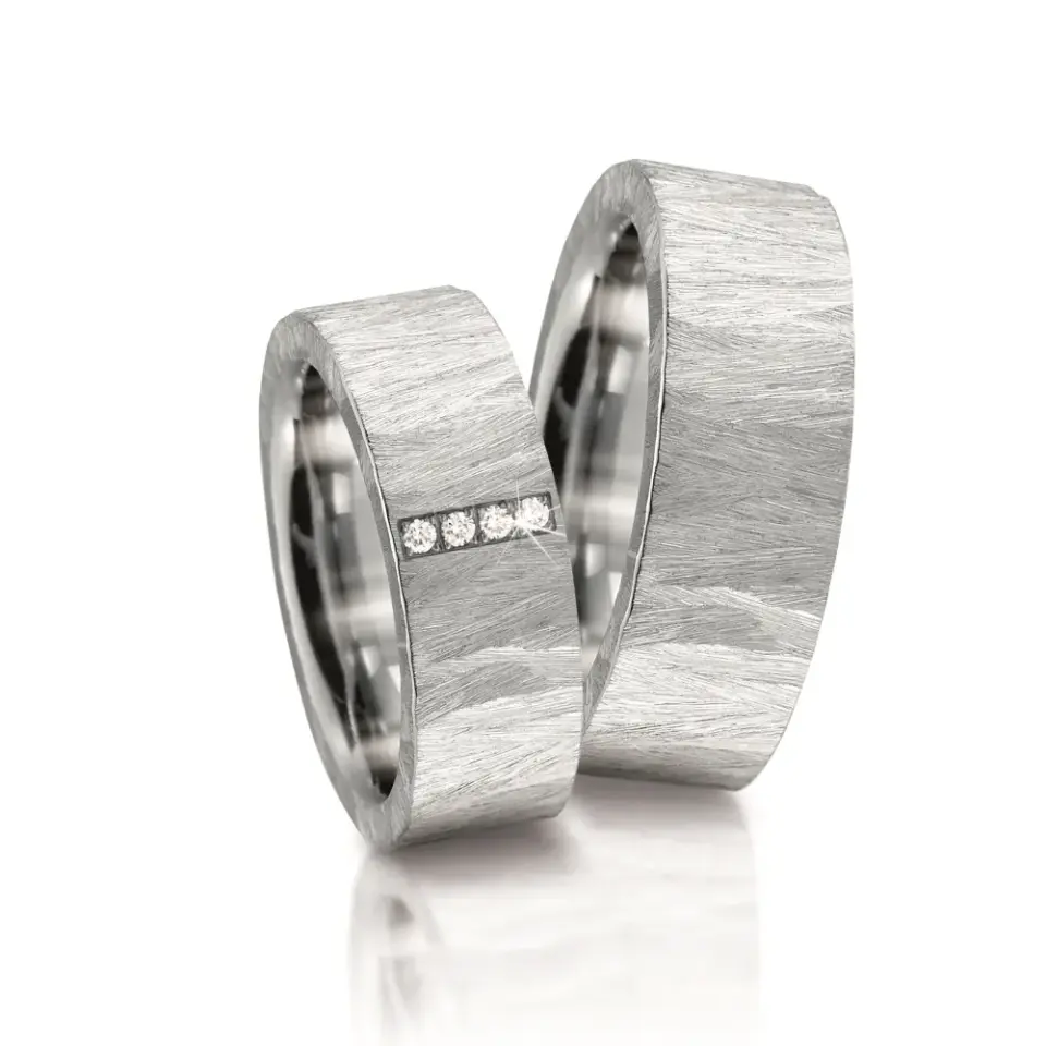 Alianzas de boda de acero con diamantes