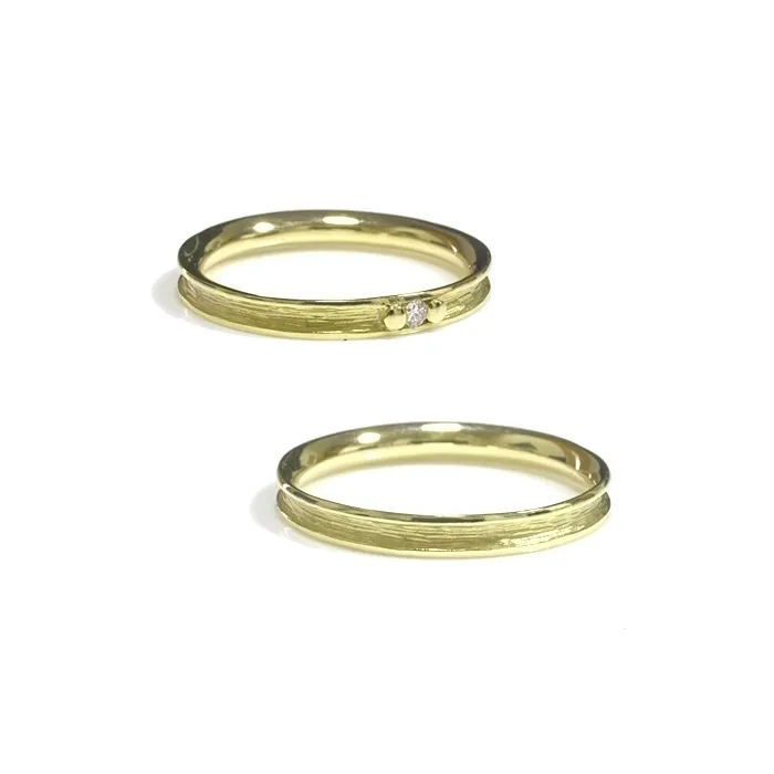Alianzas de boda de oro amarillo con diamante