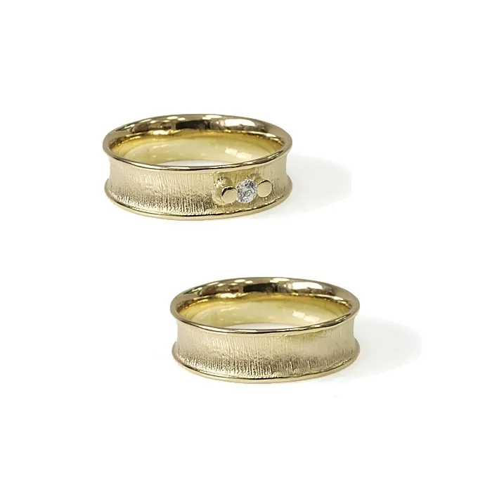 Alianzas de boda de oro amarillo con diamante