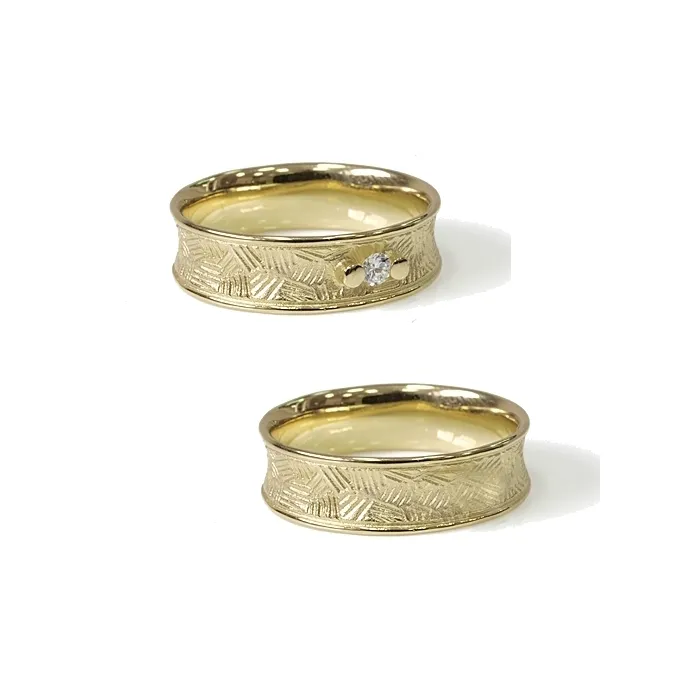 Alianzas de boda de oro amarillo con diamante