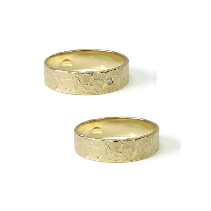 Alianzas de boda de oro amarillo con diamante