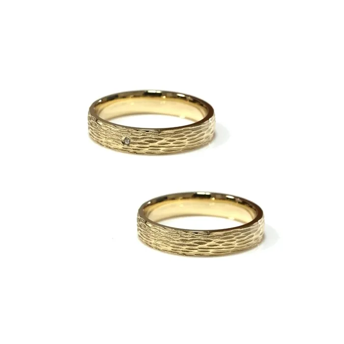 Alianzas de boda de oro amarillo con diamante