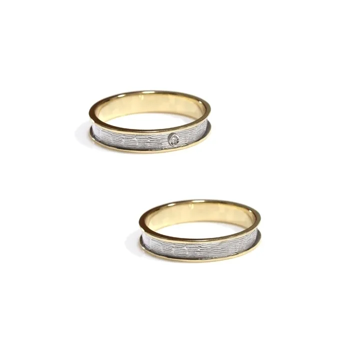 Alianzas de boda de oro amarillo y oro blanco con diamante