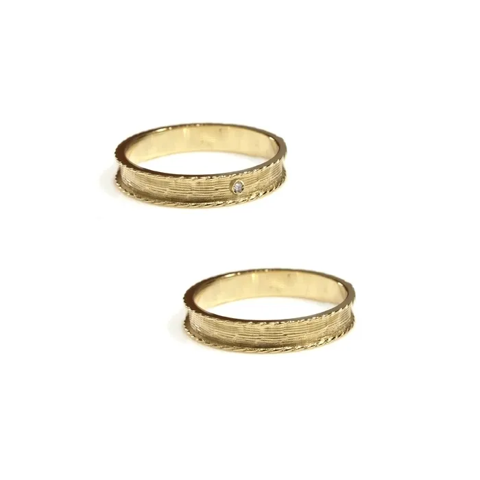 Alianzas de boda de oro amarillo con diamante