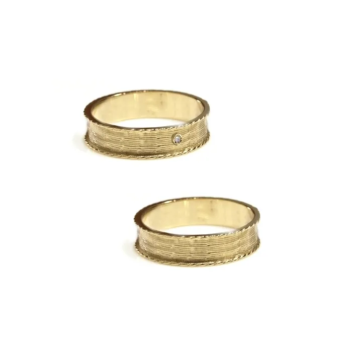 Alianzas de boda de oro amarillo con diamante