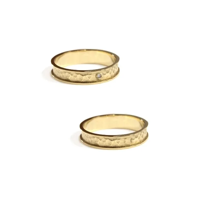Alianzas de boda de oro amarillo con diamante