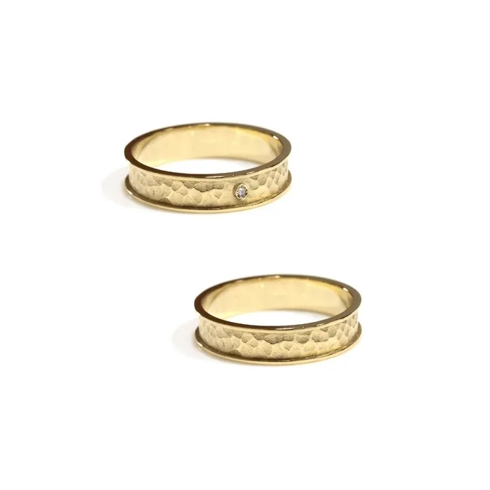 Alianzas de boda de oro amarillo con diamante