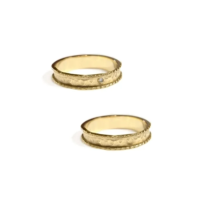 Alianzas de boda de oro amarillo con diamante