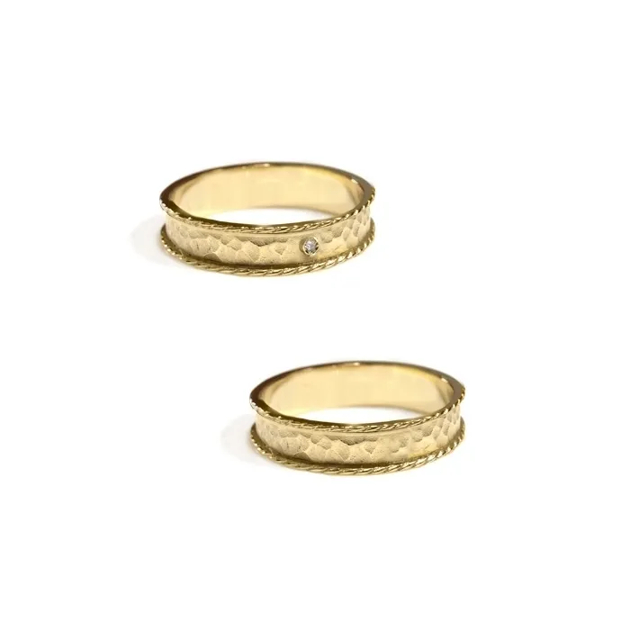 Alianzas de boda de oro amarillo con diamante