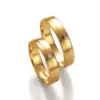 Alianzas de boda de oro amarillo con diamante