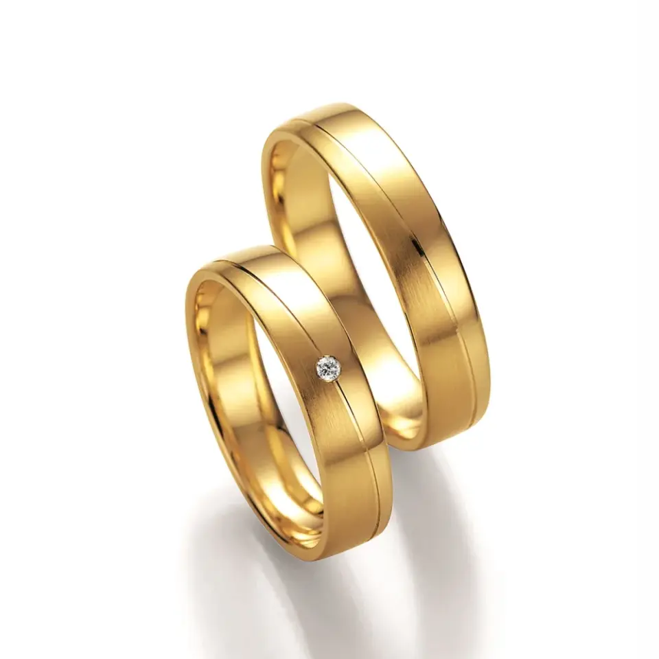 Alianzas de boda de oro amarillo con diamante
