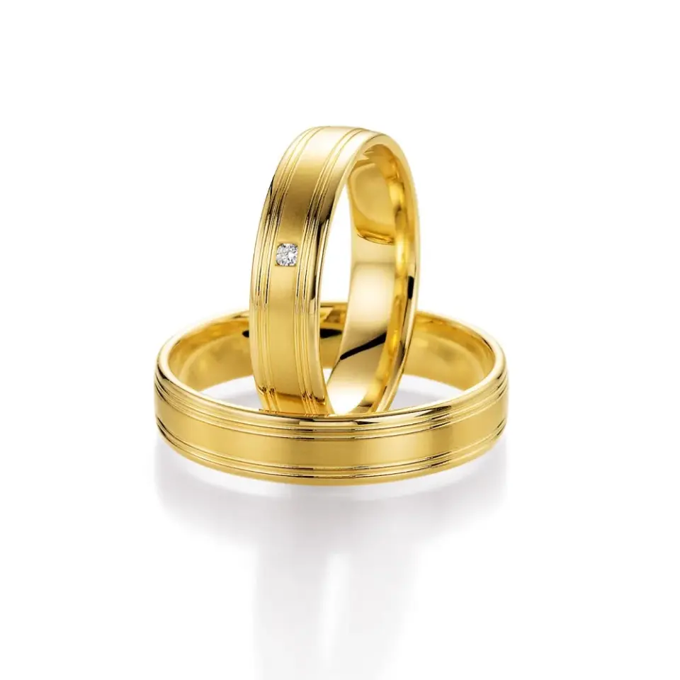 Alianzas de boda de oro amarillo con diamante