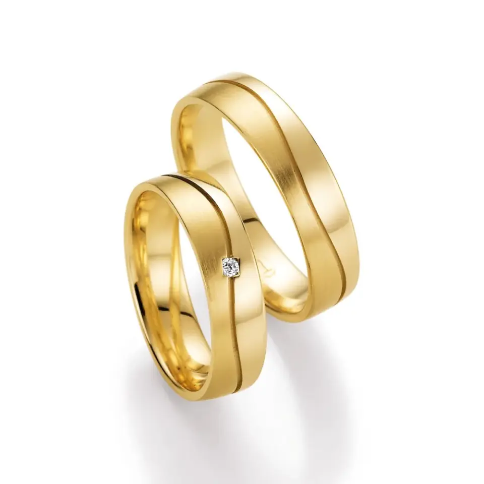 Alianzas de boda de oro amarillo con diamante